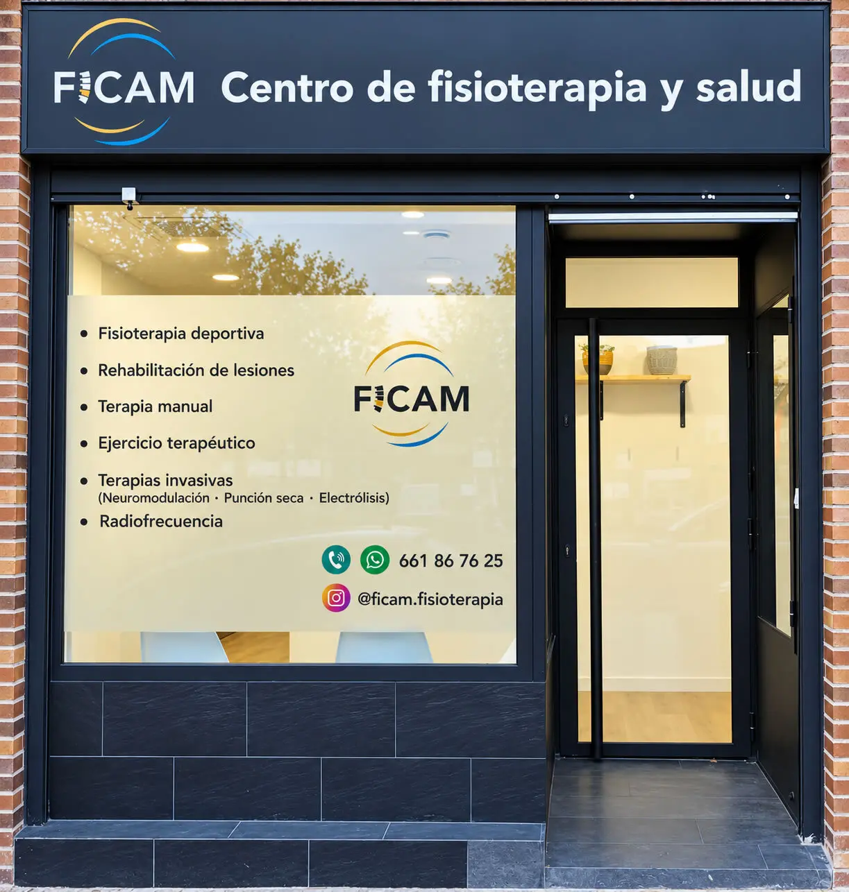 Sala de consulta de FICAM: camilla, equipamiento y zona de diagnóstico