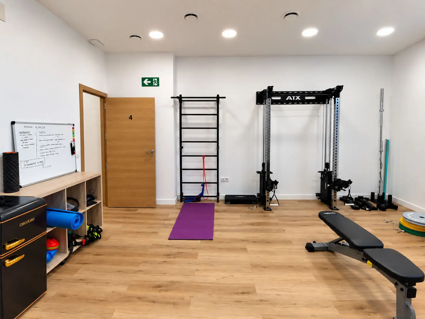 Sala de rehabilitación y entrenamiento de FICAM: espalderas, rack ATX y zona de ejercicio terapéutico